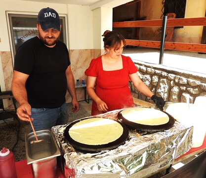 Peka palačink ob Dnevu državnosti na Šenturški Gori, ki sta jih Miha in Zala Pavlin vsem delila brezplačno (2)